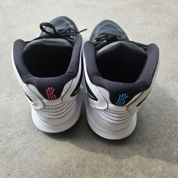 Nike Kyrie Infinity South Beach Shoes - Picture 7 of 11